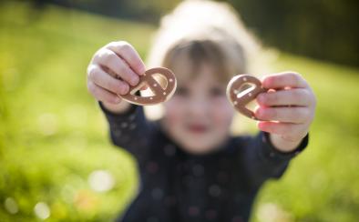 Petite fille avec bretzel