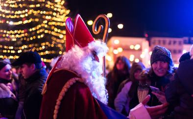 Saint-Nicolas au marché de Noël de Haguenau Saint-Nicolas distribue des bretzels aux enfants sages