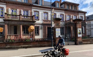 Jérome Zindy et son vélo solaire au Musée du Bagage de Haguenau Jérome Zindy et son vélo solaire au Musée du Bagage de Haguenau