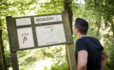 Joggeur au parcours sportif en forêt de Haguenau ©Cyrille Fleckinger Joggeur au parcours sportif en forêt de Haguenau ©Cyrille Fleckinger