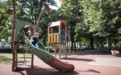 Petit garçon jouant sur une aire de jeux Petit garçon jouant sur une aire de jeux